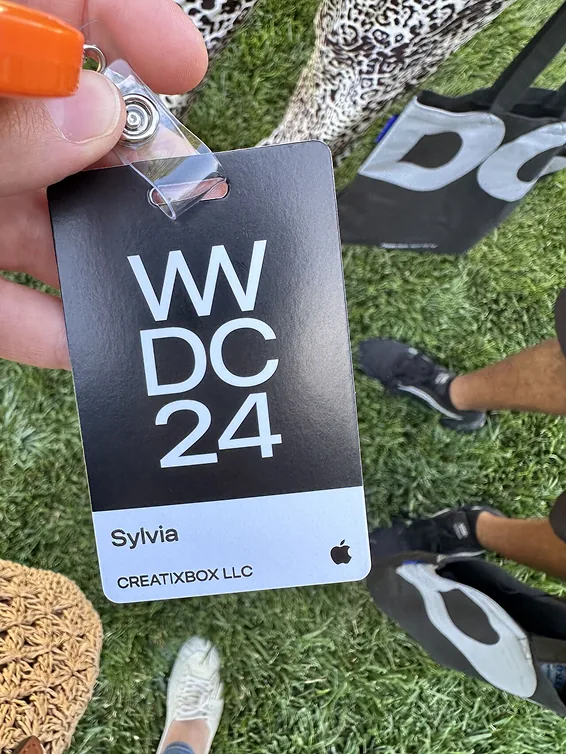 أشخاص يتحدثون في حدائق الشجيرات المُنسّقة خارج مبنى حلقة Apple Park