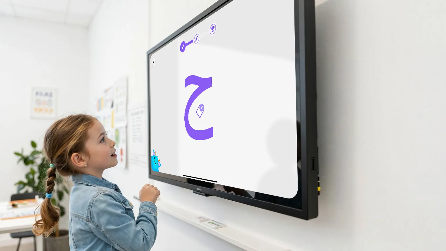 فتاة أمام شاشة لمس مثبتة على الحائط تتتبع حرفاً عربياً بنفسجياً في تطبيق Arabic4Kids
