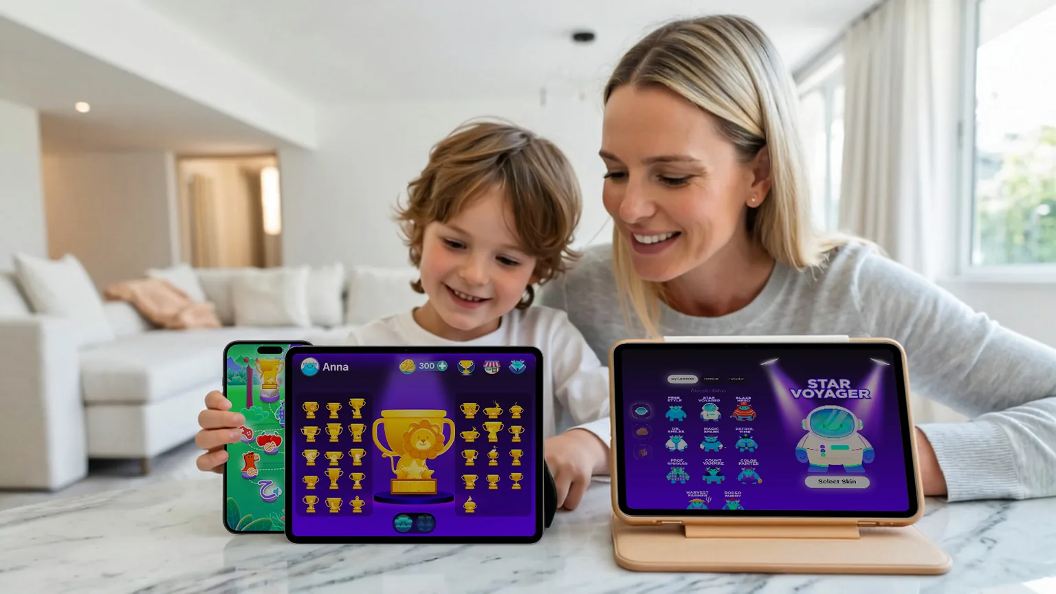 엄마와 남자아이가 Arabic4Kids의 트로피 진열장과 캐릭터 스킨이 표시된 iPhone과 iPad를 보며 미소 짓는 모습