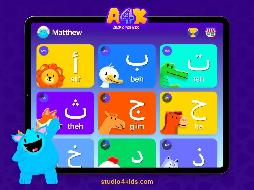 تطبيق Arabic4Kids على جهاز لوحي يعرض شبكة من الحروف العربية مع شخصيات حيوانية